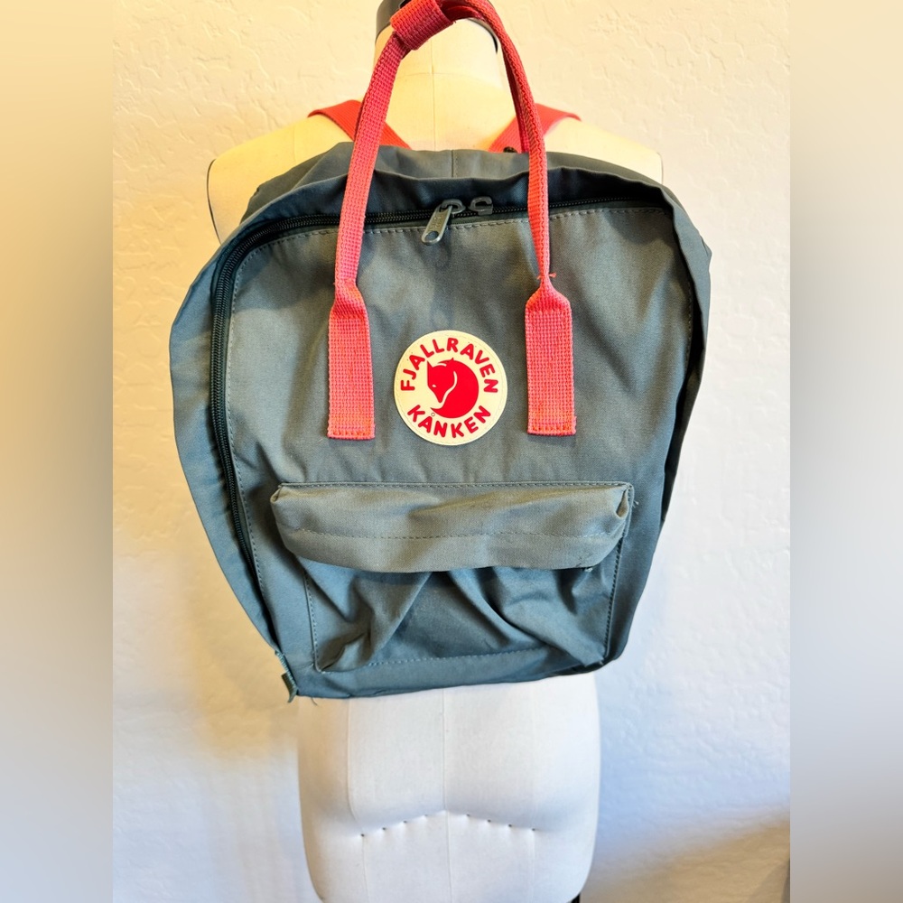 FJALLRAVEN Kånken Backpack see 3rd photo